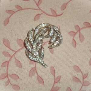 BEAUTIFUL SILVER SEQUINED USNER ARTWORK BROOCH PIN-SPARKLING DELIGHT